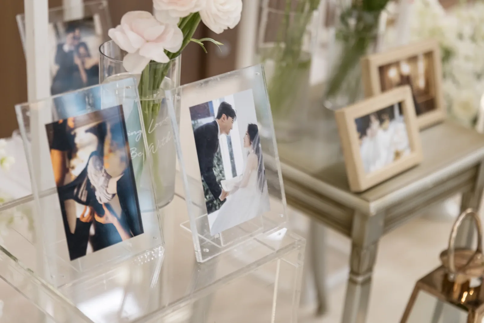 삼성서초사옥 본식사진앨범 아크릴 액자 속 웨딩촬영 사진