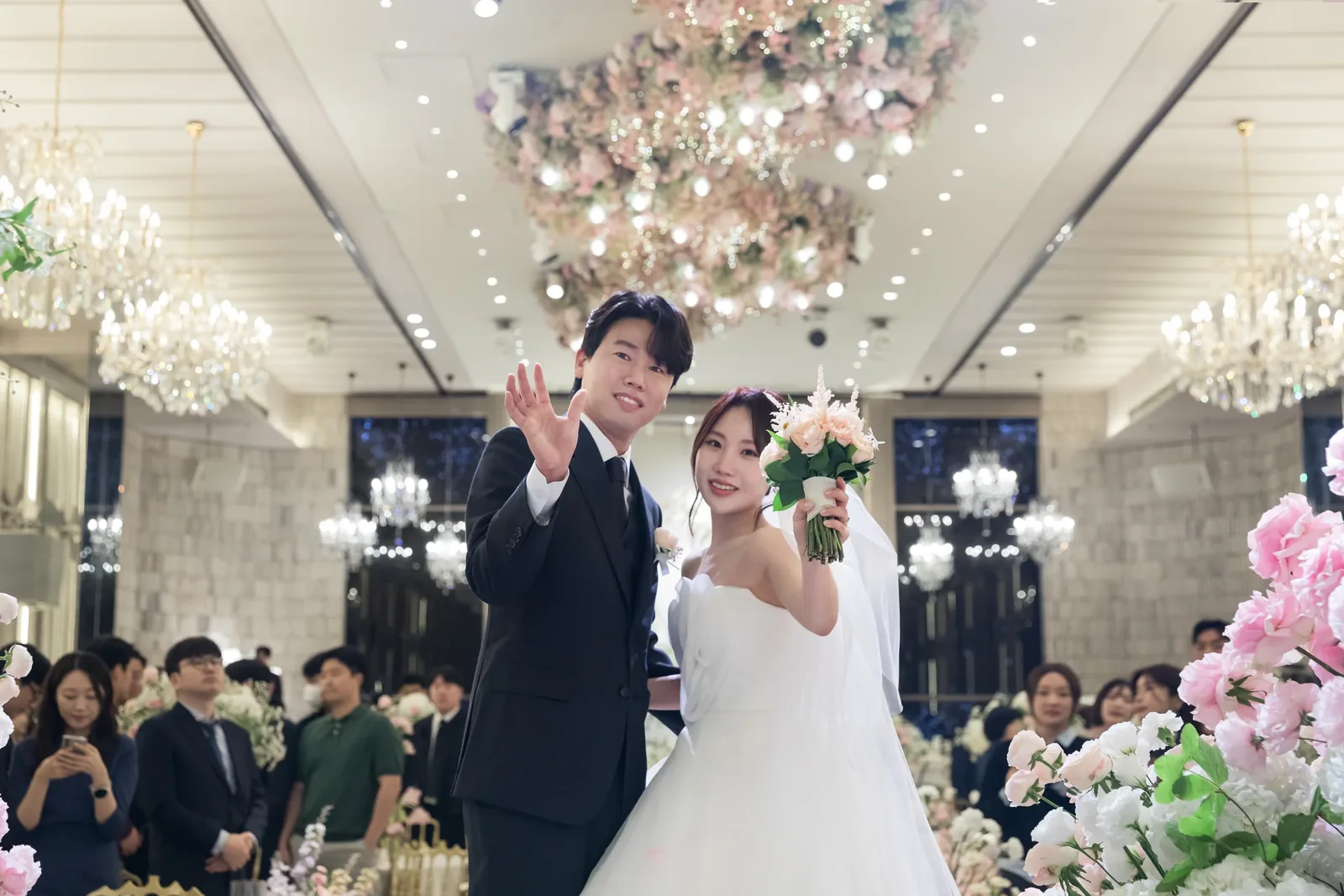 서울 리버사이드 본식사진예약 고객의 행진 중 손 흔드는 신랑신부