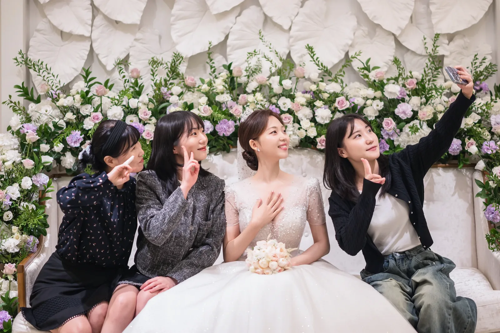 아펠가모 공덕 라로브홀 신부대기실사진 신부와 방문한 친구들