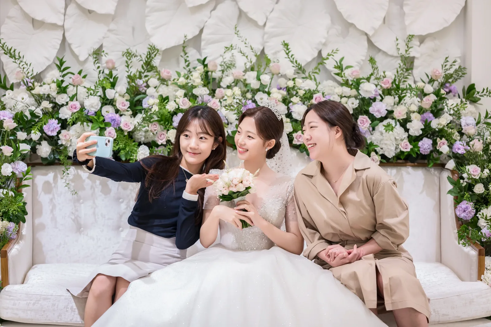 서울 마포구 아펠가모 공덕 신부대기실사진 친구들과 셀카 찍는 신부