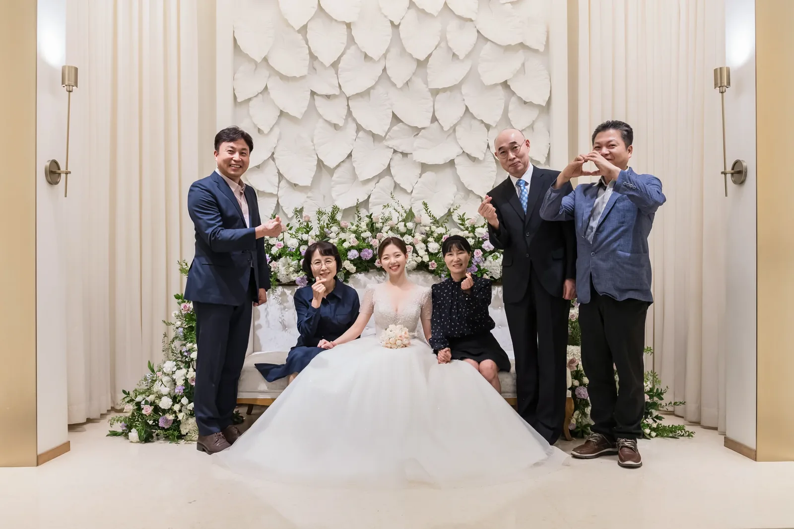 아펠가모 공덕 라로브홀 신부대기실사진 가족·친구와 함께한 단체컷