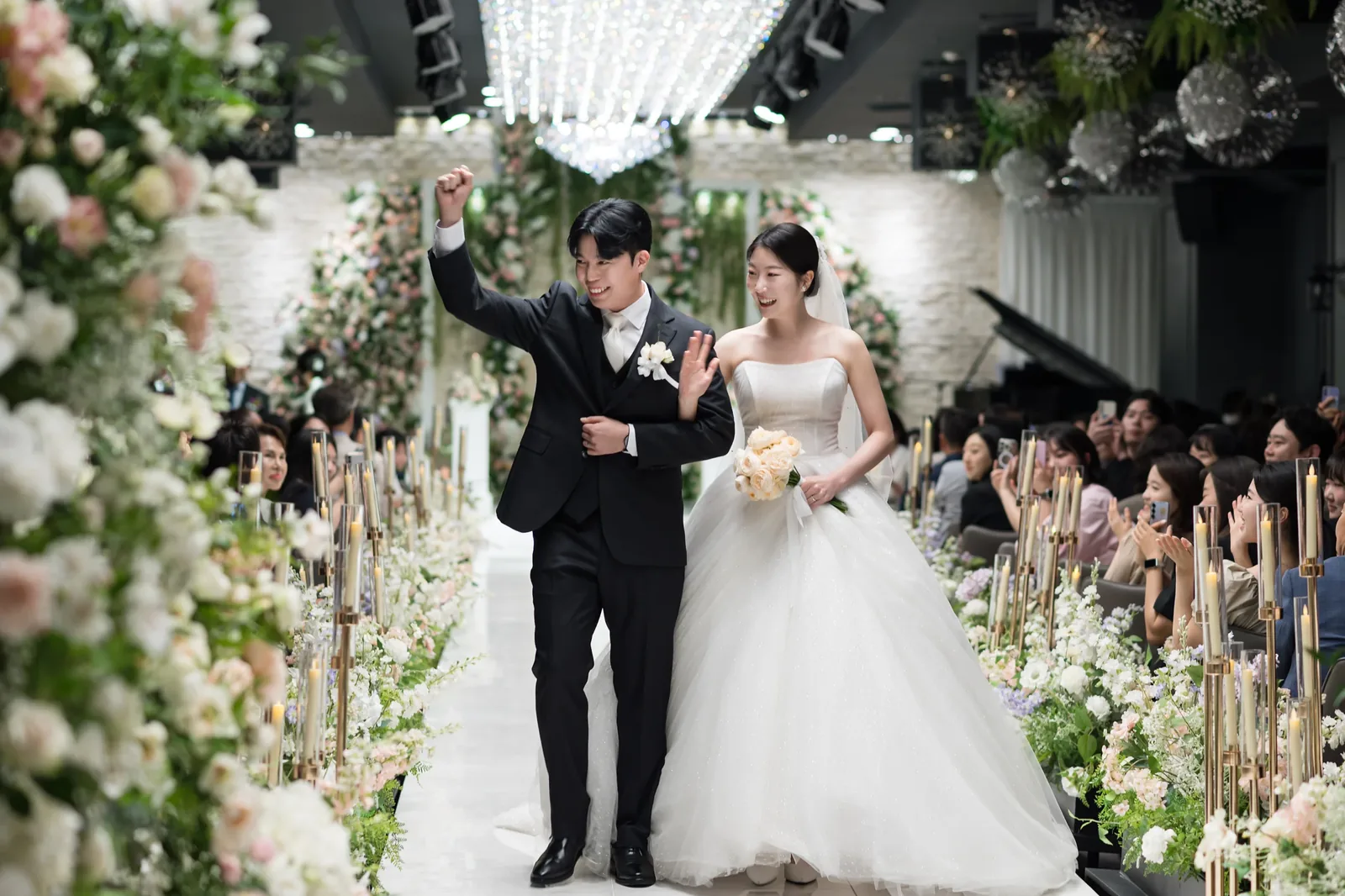 서울 양재 브라이드밸리 웨딩홀본식사진 신랑신부 행진 장면