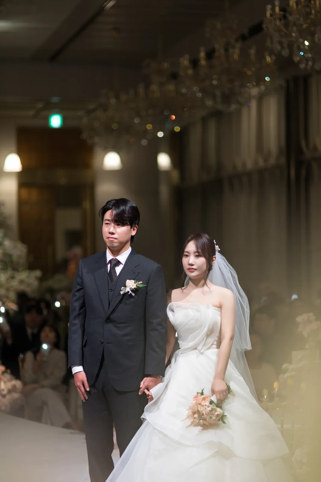 리버사이드 웨딩홀본식사진 입장 중 신랑신부
