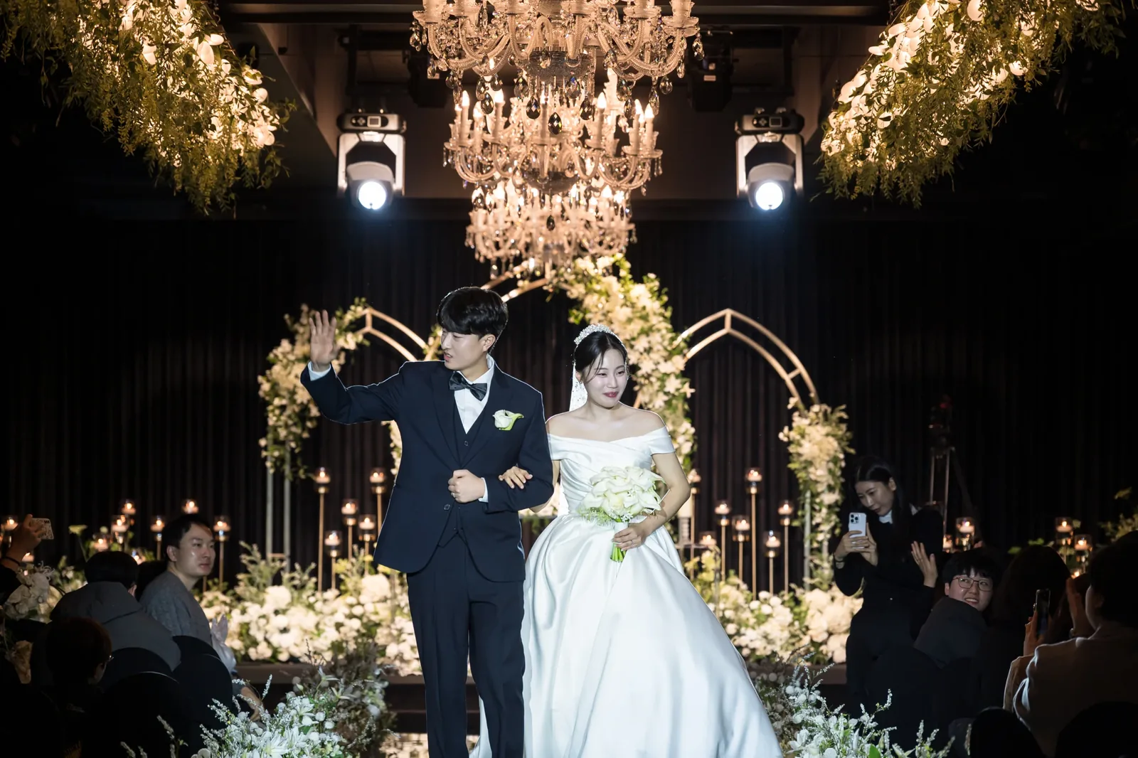 세인트메리엘 호텔웨딩본식사진 손 흔드는 신랑과 입장하는 신부