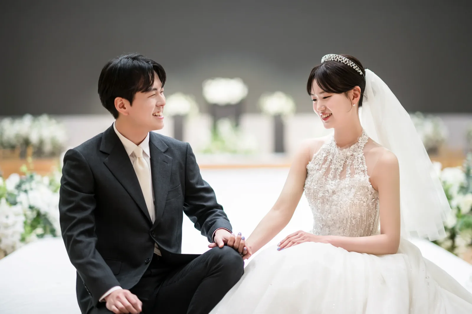서울 삼성금융캠퍼스 자연광이 드는 포토월 앞 야외본식사진 참고용 신랑신부 사진