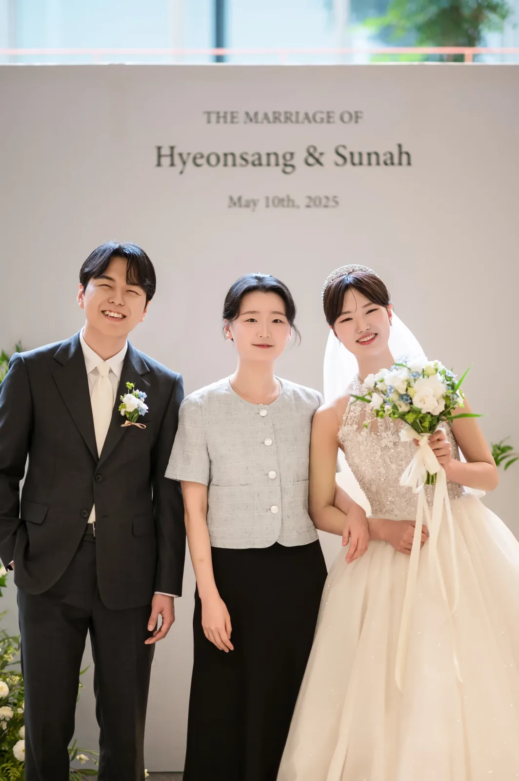 삼성금융캠퍼스 야외본식사진 포토월 앞 친구들과 신부