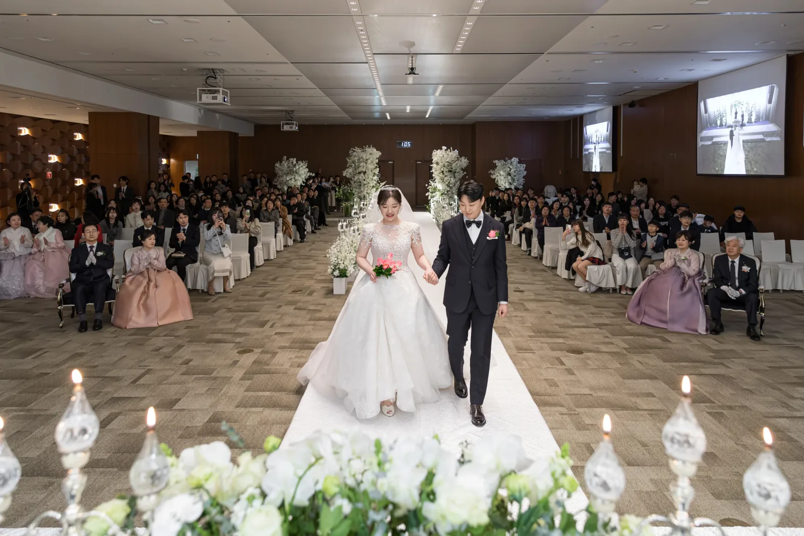 삼성E&A 본식사진패키지 하객석 사이 신랑신부 입장