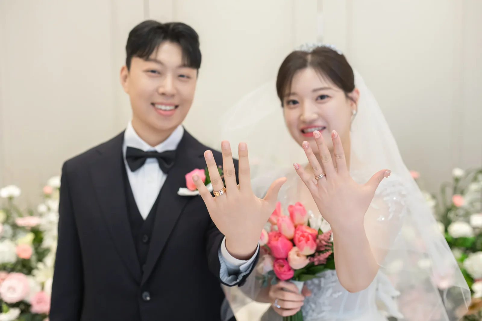 삼성E&A 본식사진패키지 반지를 보여주는 신랑신부