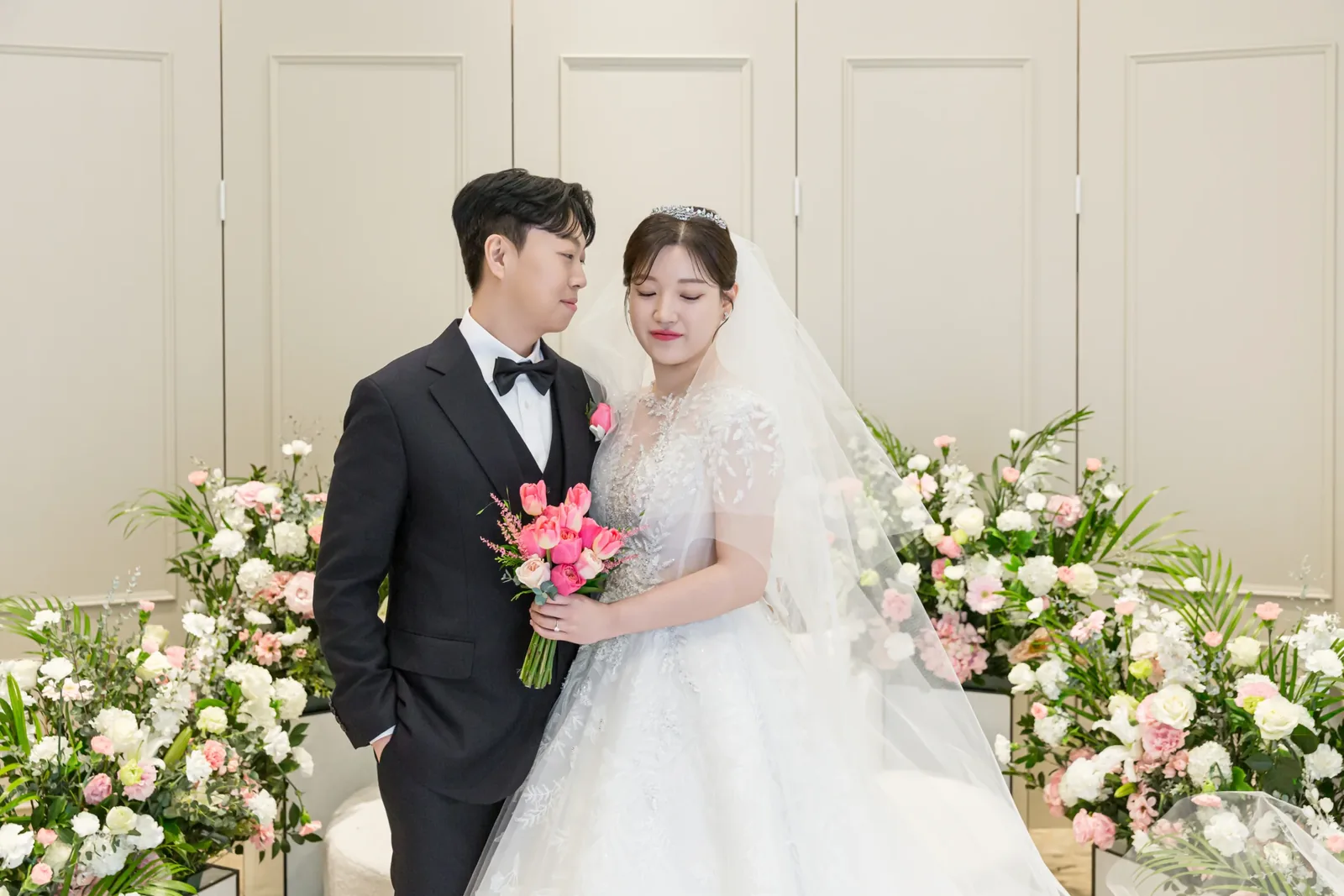 삼성E&A 본식사진패키지 부케를 든 신랑신부