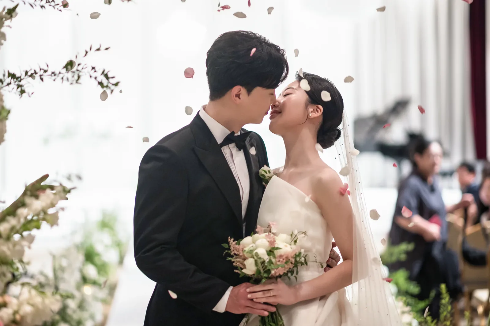 서울 포스코컨벤션 본식사진촬영 행진 중 꽃잎이 날리는 신랑신부