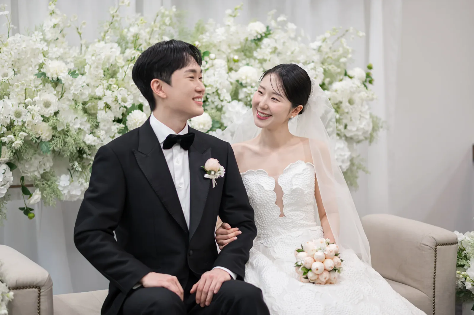 서울 서초구 삼성서초사옥 신부대기실에서 웃는 신랑신부 본식사진가격 안내
