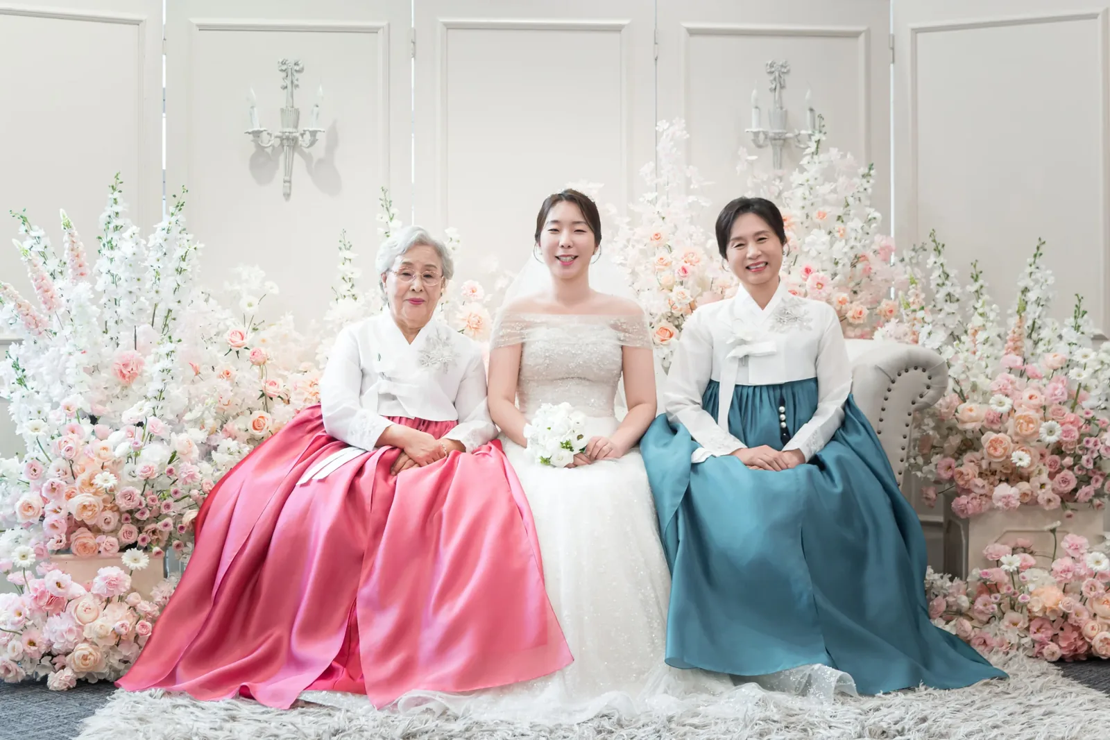 서울 삼성서초사옥 폐백사진 전 한복 입은 어머니들과 신부 가족사진