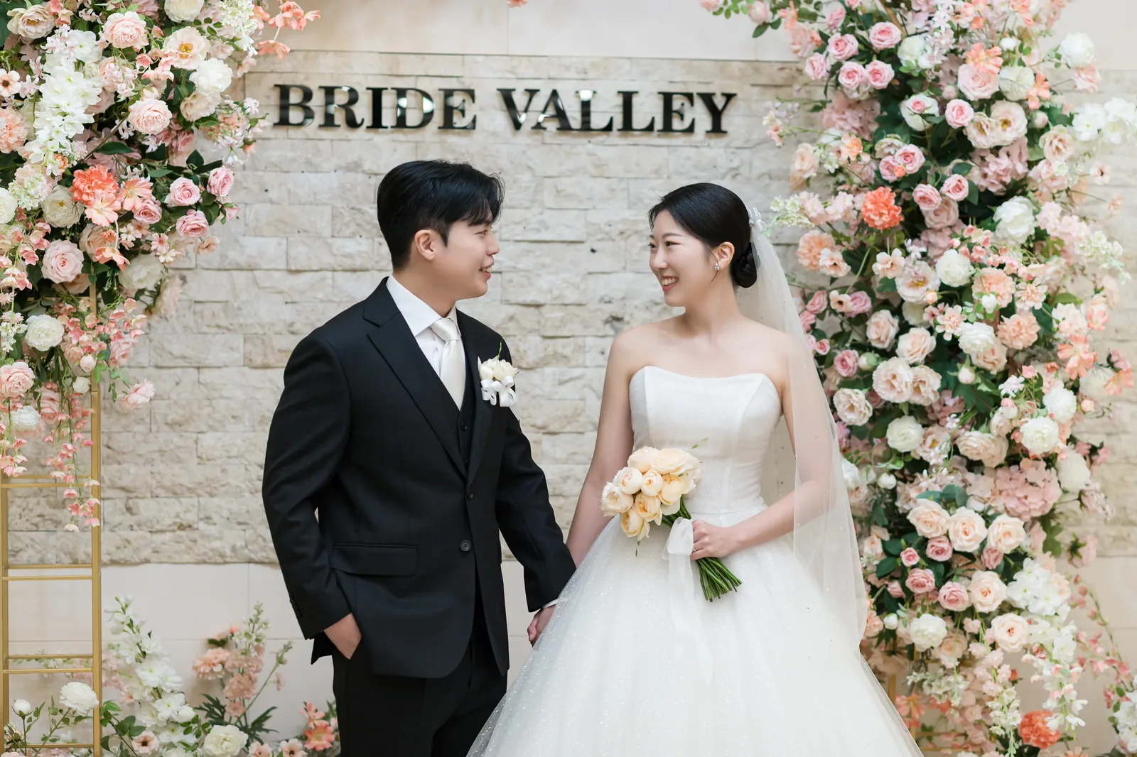 서울 양재 브라이드밸리 본식사진추천 포토월 앞 신랑신부