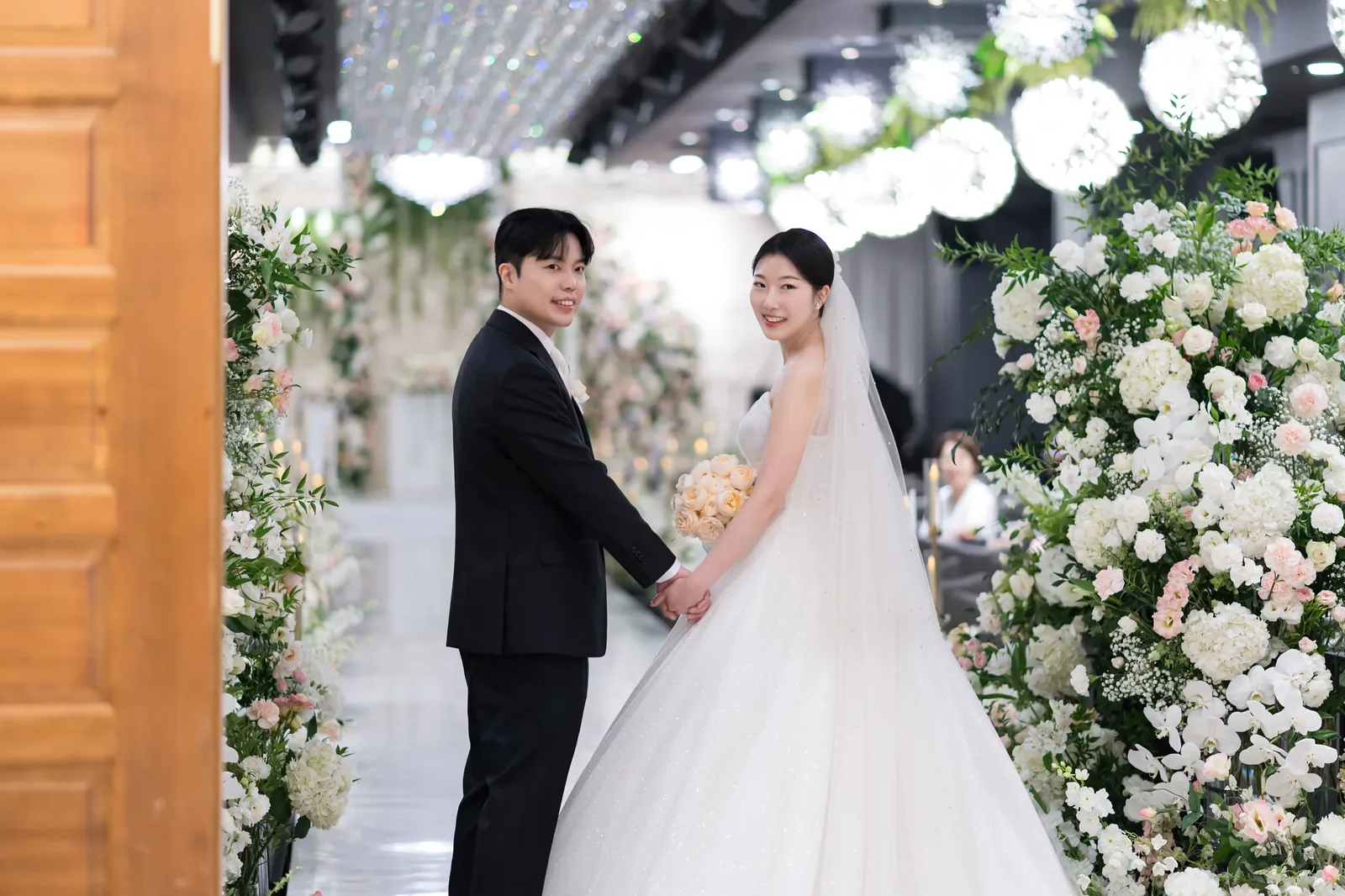 양재 브라이드밸리 본식사진추천 예식홀 입구 신랑신부