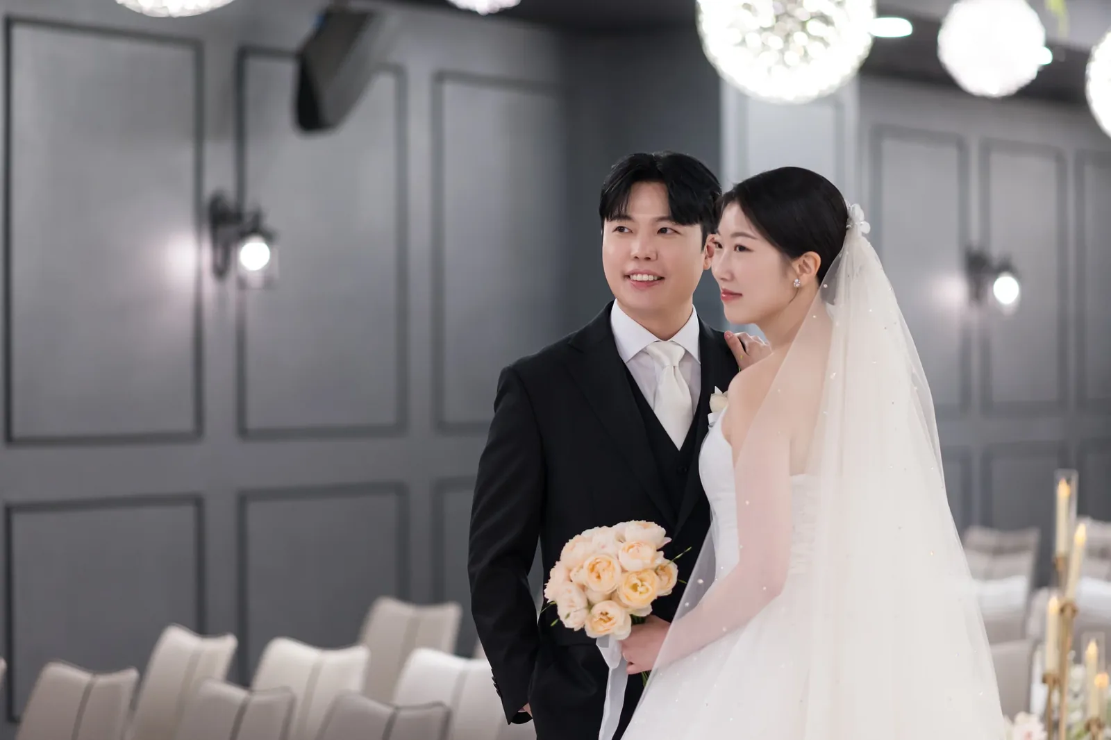 양재 브라이드밸리 본식사진추천 예식홀 앞 신랑신부