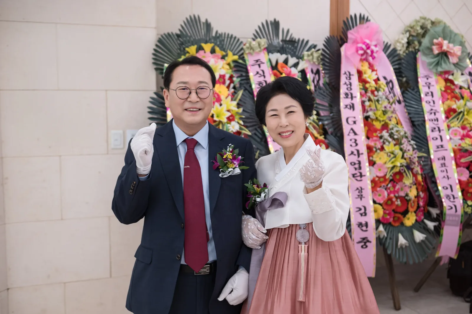 양재 브라이드밸리 본식사진추천 화환 앞 혼주
