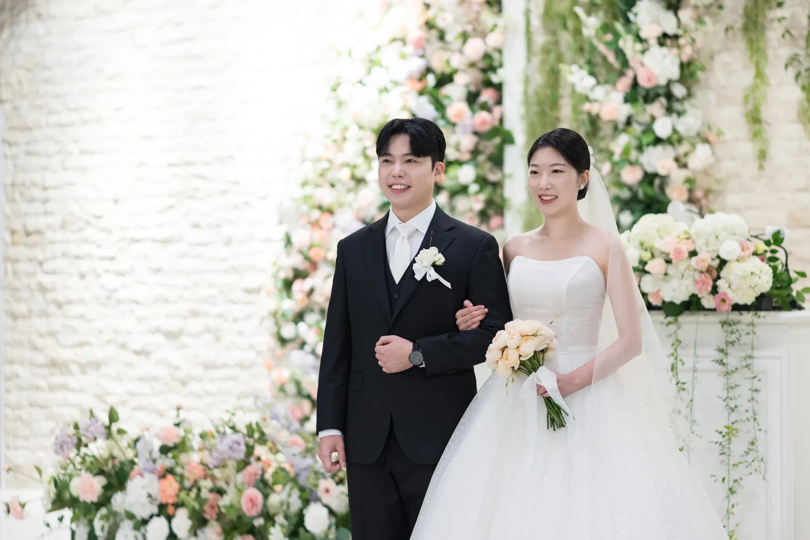 양재 브라이드밸리 본식사진추천 팔짱 낀 신랑신부