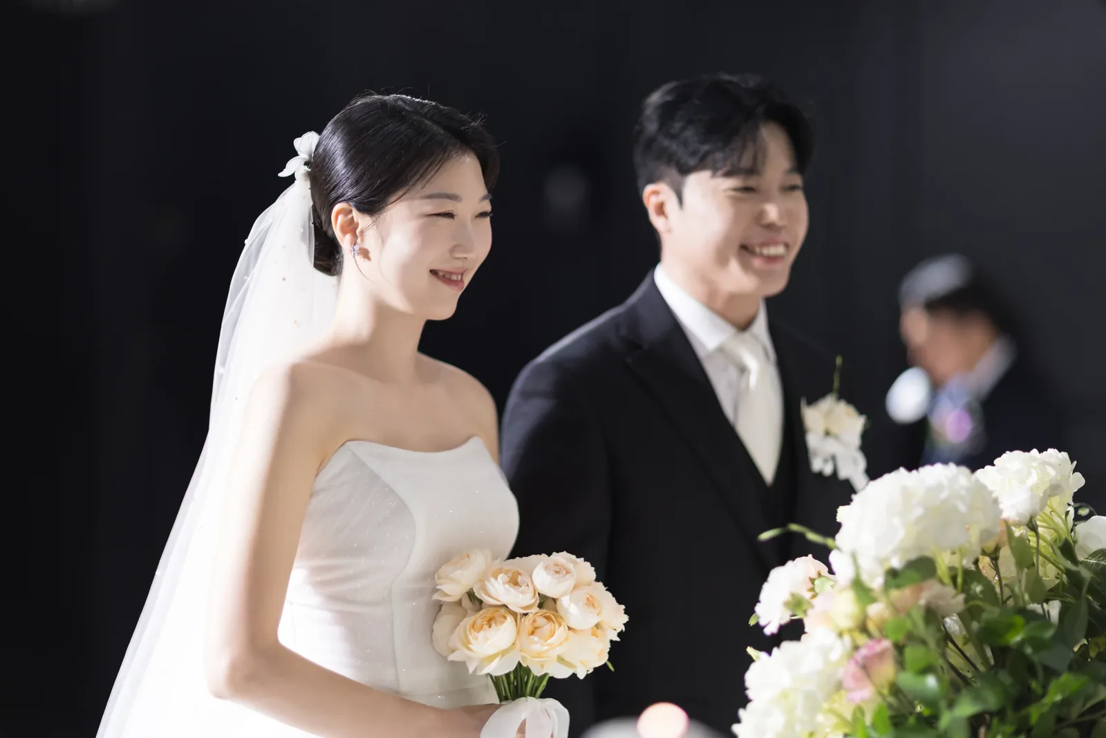 양재 브라이드밸리 본식사진추천 웃는 신랑신부 클로즈업