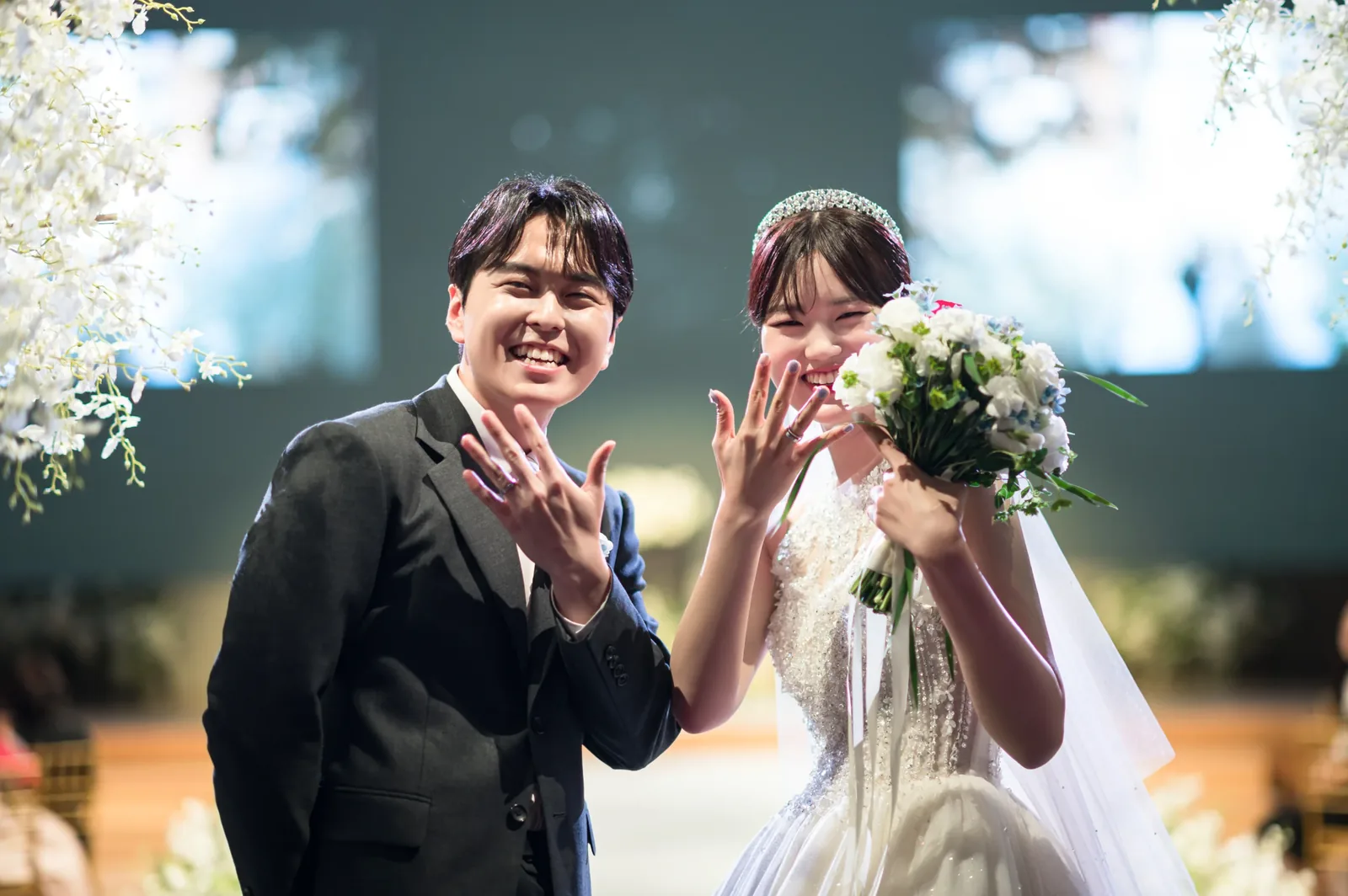 삼성금융캠퍼스 본식사진후기 부케를 들고 손 흔드는 신랑신부