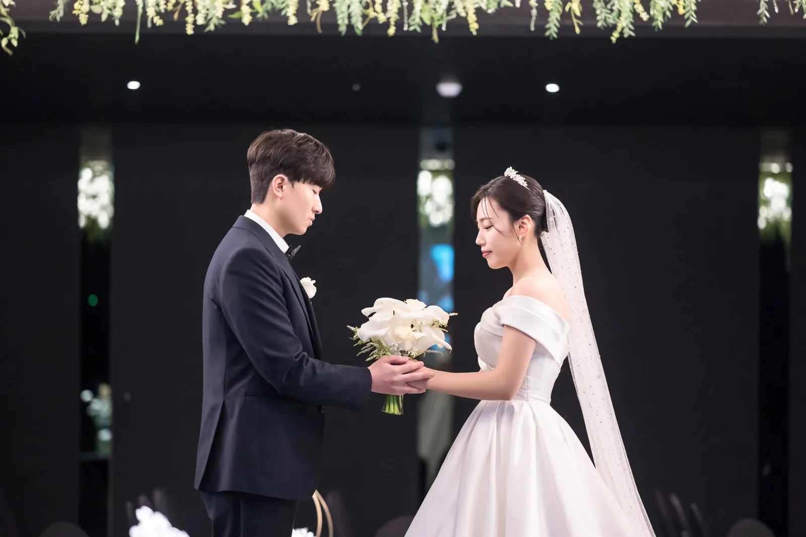 세인트메리엘 본식사진셀렉 부케를 건네는 신랑