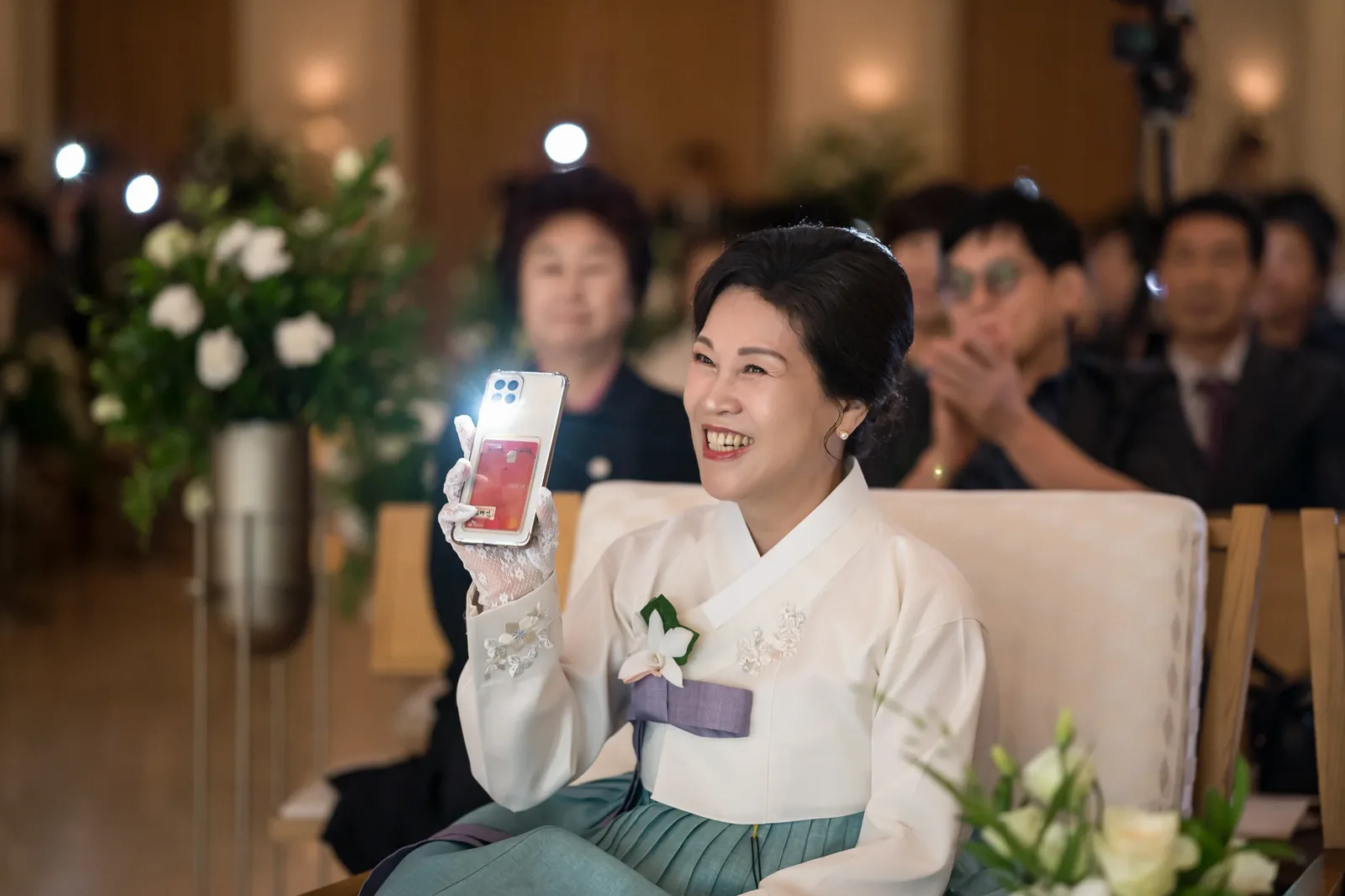 아펠가모 공덕 라로브홀 본식스냅작가 휴대폰으로 신랑신부를 담는 혼주 어머니