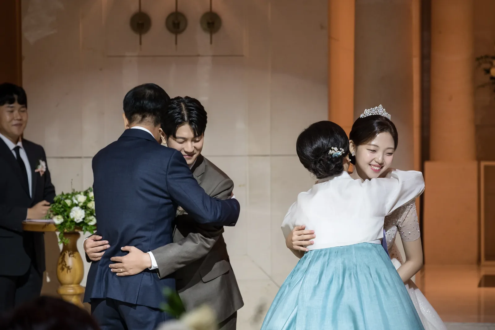 아펠가모 공덕 라로브홀 본식스냅작가 예식 중 포옹하는 신랑과 가족
