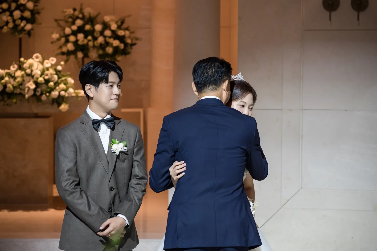 아펠가모 공덕 라로브홀 본식스냅작가 신랑과 아버지의 포옹